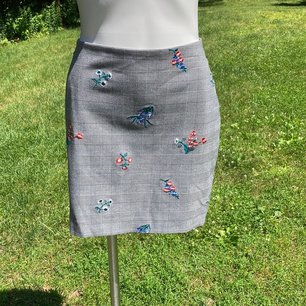 Express embroidered lined gray bistro plaid skirt size 8